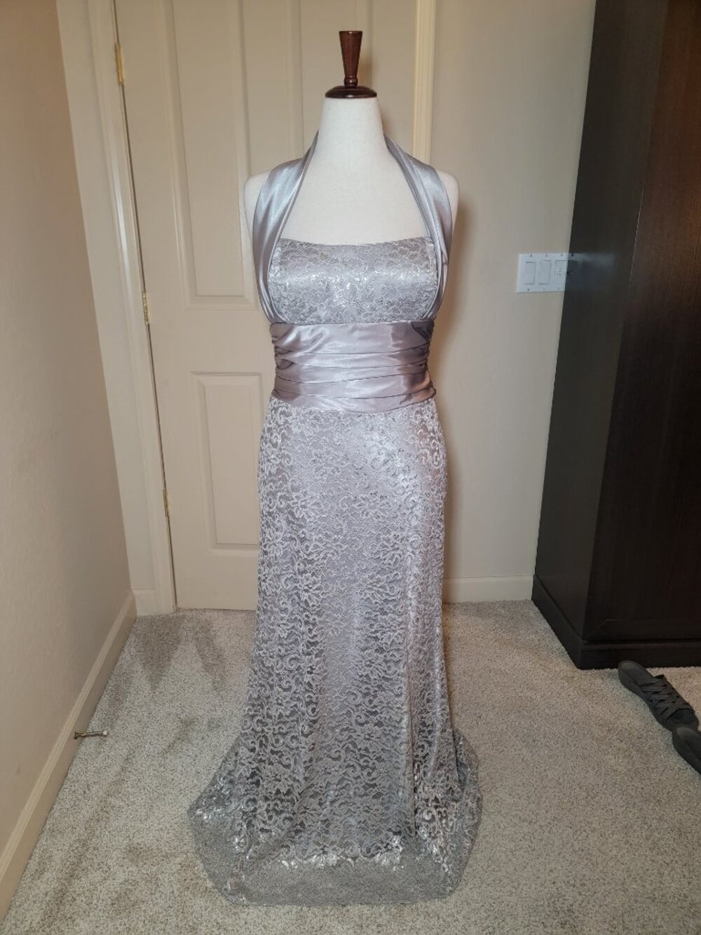 EUC! BETSY & ADAM BY LINDA BERNELL HALTER DRESS, TAUPE LACE & SILVER SIZE 12